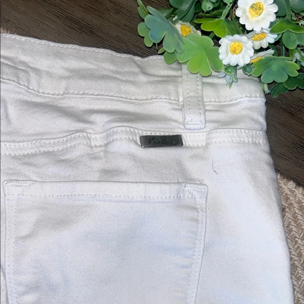 KanCan Distressed White BERMUDA SHORTS Size 9/28